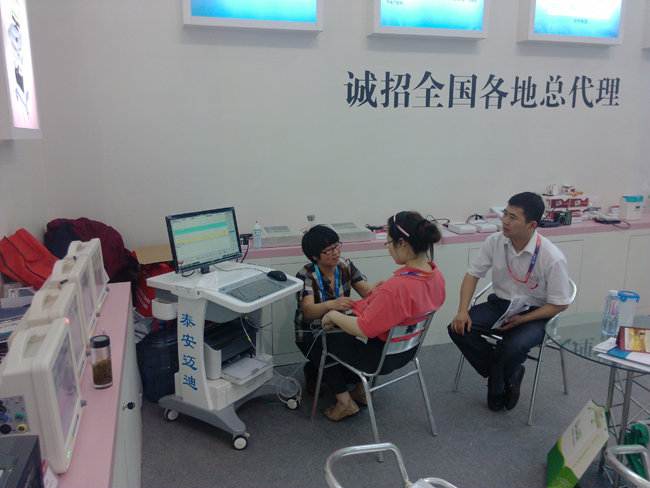 泰安邁迪培訓(xùn)經(jīng)理為客戶現(xiàn)場做胎兒母嬰監(jiān)護(hù)并講解胎兒母嬰監(jiān)護(hù)知識(shí)